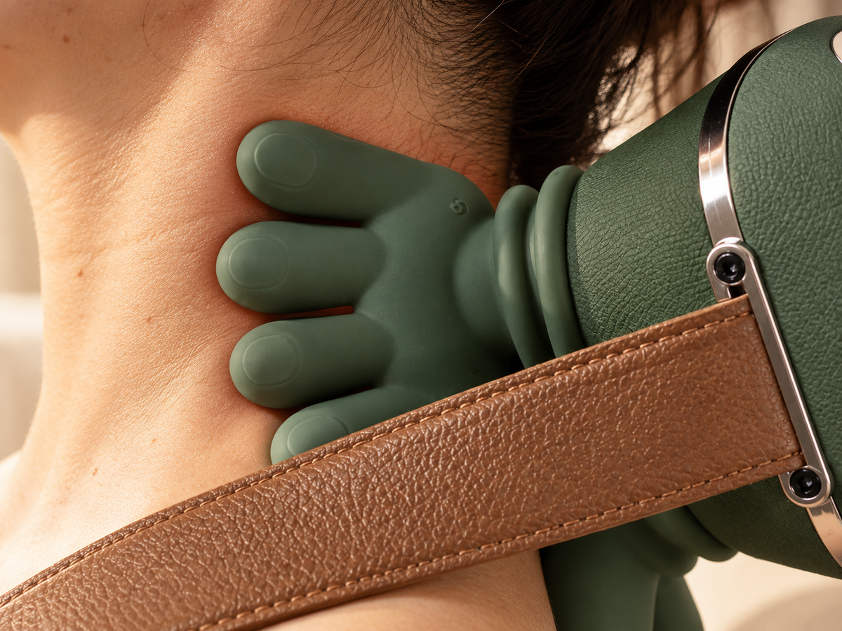 Position haute : les doigts de HandRelax sur la base de la nuque